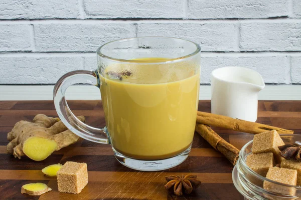 Latte Tonico Allo Zenzero Caldo Una Tazza Vetro Con Cannella — Foto Stock