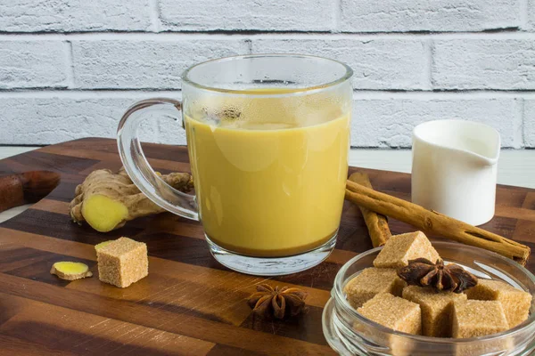 Latte Tonico Allo Zenzero Caldo Una Tazza Vetro Con Cannella — Foto Stock