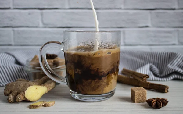 Miscelare Caffè Nero Con Panna Una Tazza Trasparente Vetro Sfondo — Foto Stock