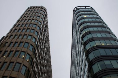 Çağdaş cam gökdelenin dış cephesinin bir parçası yansımaları ve arka planda bir fener fotokopi alanı olan bulutlu bir gökyüzünün.