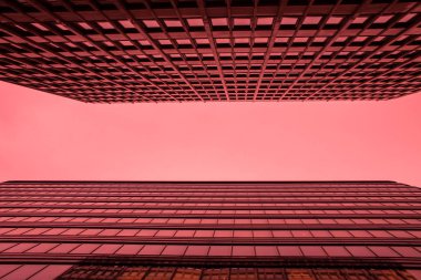 Çağdaş cam gökdelenin dış cephesinin bir parçası yansımaları ve arka planda bir fener fotokopi alanı olan bulutlu bir gökyüzünün.