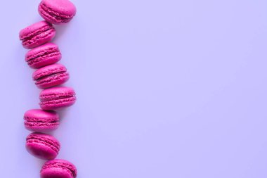 Açık arkaplanlı ve kopyalama alanı olan düz olmayan pembe makaronlar.