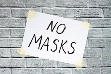 Beyaz bir kağıda siyah kalemle yazmak. Tuğla bir duvarın arkasında maske yok. Eczanelerde kavramsal ilaç kıtlığı. Eğilim- monokrom
