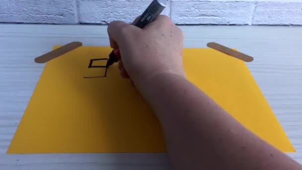 Écrire Main Sur Une Feuille Mots Jaune Vif Anglais Arrêter — Video