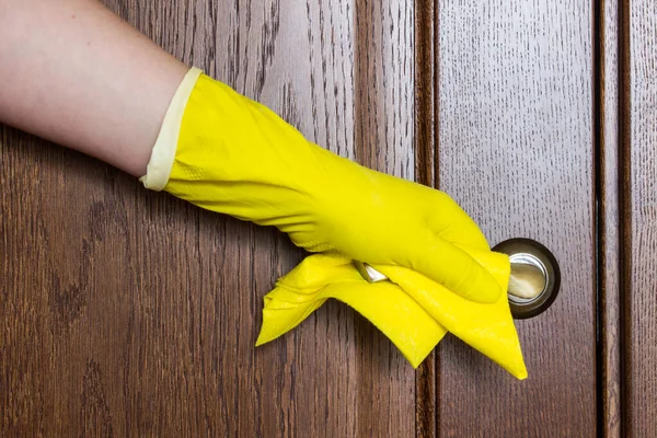 Χέρι Ένα Κίτρινο Γάντι Καουτσούκ Σκουπίζοντας Χερούλι Της Πόρτας Από — Φωτογραφία Αρχείου
