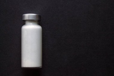 Beyaz ilaçlı cam ampul kopyalama alanı olan siyah arkaplanı kapat