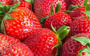 Arkaplan: Fotokopi alanı olan parlak kırmızı çilekler