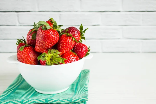 Bright Red Strawberry Berries White Cup Close Green Textiles White — Stock Photo, Image