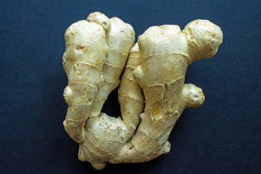 Taze zencefil kökü kopyalama alanı ile siyah arkaplanı kapat