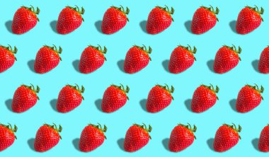 Ritmik desen: mavi arkaplanda olgun çileklerden oluşan parlak kırmızı böğürtlen