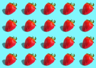 Ritmik desen: mavi arkaplanda olgun çileklerden oluşan parlak kırmızı böğürtlen