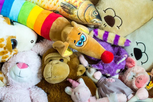 Uma Grande Pilha Brinquedos Infantis Pelúcia Brilhantes Fecha Vista Superior — Fotografia de Stock