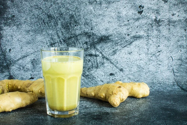 Lait Doré Dans Verre Clair Racine Gingembre Avec Bâton Cannelle — Photo