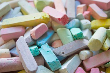 Kopyalamak için bir sürü renkli tebeşir yakın çekim alanı. Kavram: Çocukların yaratıcılığı