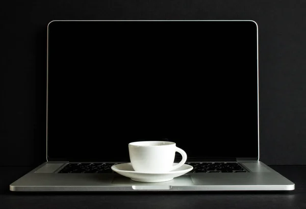 Weiße Kaffeetasse Auf Laptop Frontansicht Kopierraum Der Trend Monochrom — Stockfoto