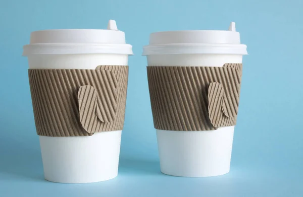 Zwei Weiße Einweg Kaffeetassen Nahaufnahme Auf Blauem Hintergrund Und Einem — Stockfoto