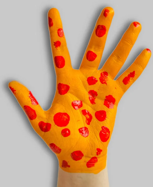 Крупный План Человеческой Руки Окрашены Желтый Цвет Яркими Красными Пятнами — стоковое фото