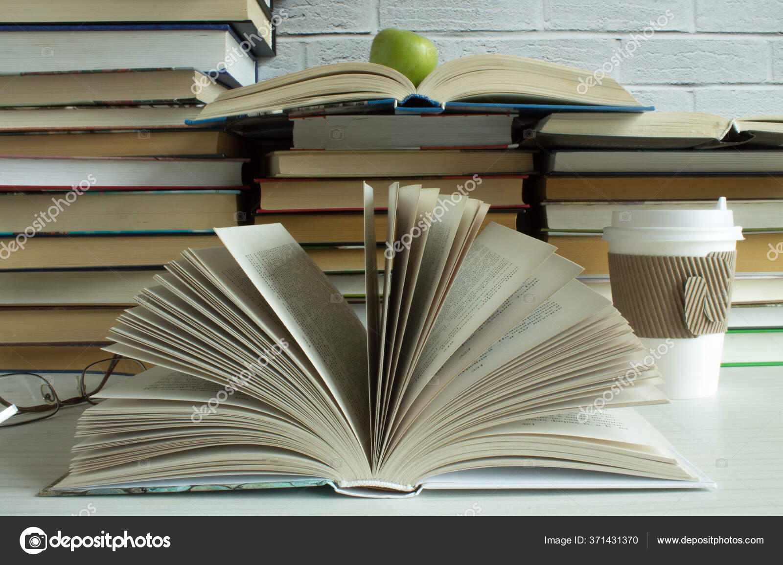 Clutter Sur Table Beaucoup Livres Ouverts Fermes Close Image Libre De Droit Par Sofjushka C Clutter Sur Table Beaucoup Livres Ouverts Fermes Close Image Libre De Droit Par Sofjushka C