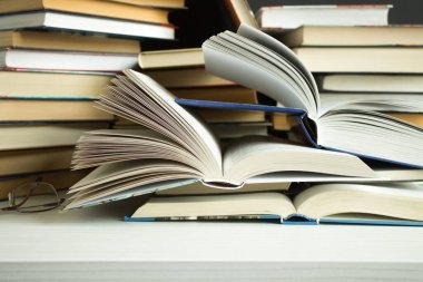 Masada bir sürü açık ve kapalı kitap var.