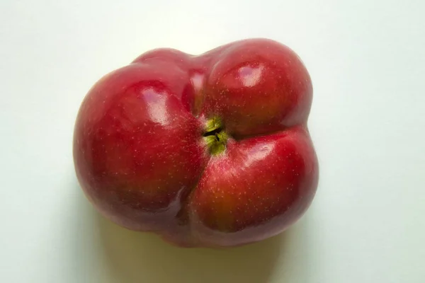 Křivky Zralého Červeného Jablka Izolované Zblízka Trend Ugli Ovoce — Stock fotografie