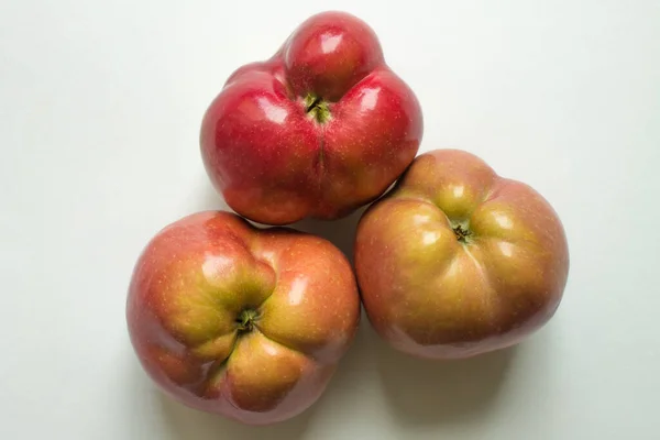 Drei Kurven Reifer Roter Äpfel Nahaufnahme Isolieren Und Kopieren Den — Stockfoto