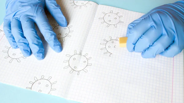 공책에 연필로 코로나 바이러스 분자와 지우개로 그림을 지우는 콘셉트 코로나 — 스톡 사진