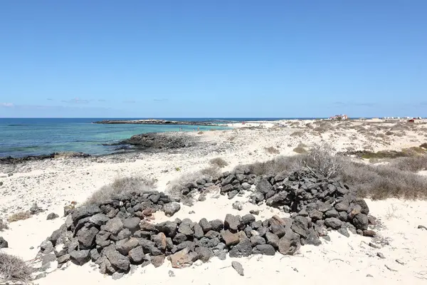 İspanya, Kanarya Adaları, Fuerteventura 'daki El Cotillo plaj gölü.
