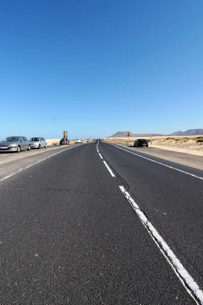 Fuerteventura, Kanarya Adaları 'ndaki Corralejo çölünün kumullarında hiçliğe giden yol.