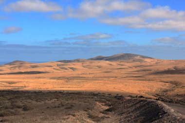 Fuerteventura 'daki volkanik dağlarla panoramik manzara