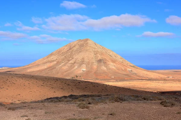Fuerteventura 'da volkanik dağ Tindaya ile panoramik manzara