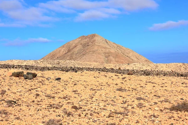 Fuerteventura 'da volkanik dağ Tindaya ile panoramik manzara