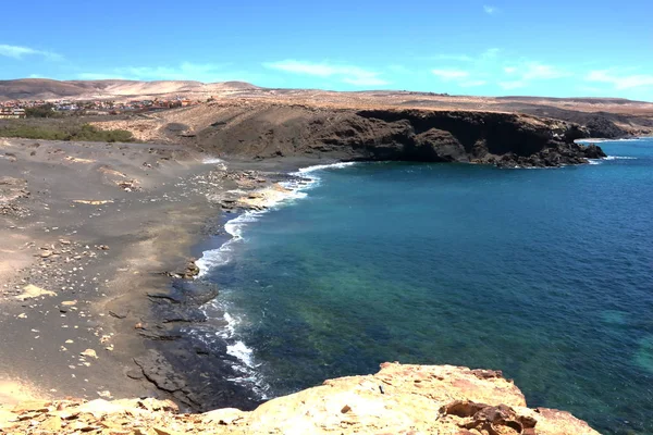 Kayalık okyanus kıyısının güzel panoramik manzarası. La Pared, Fuerteventura, Kanarya Adaları, İspanya