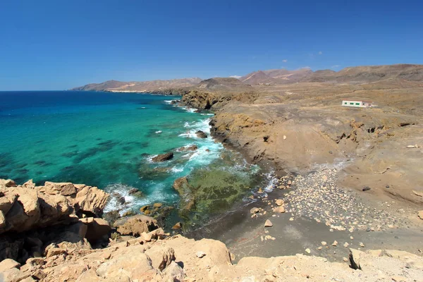 Kayalık okyanus kıyısının güzel panoramik manzarası. La Pared, Fuerteventura, Kanarya Adaları, İspanya