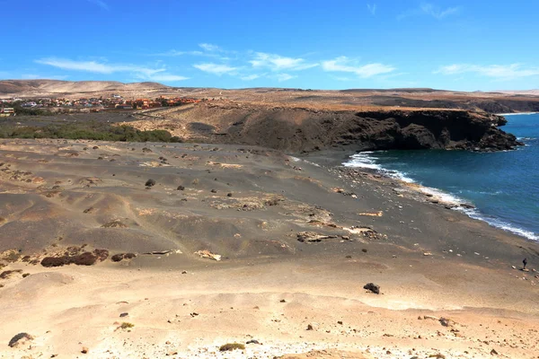 Kayalık okyanus kıyısının güzel panoramik manzarası. La Pared, Fuerteventura, Kanarya Adaları, İspanya