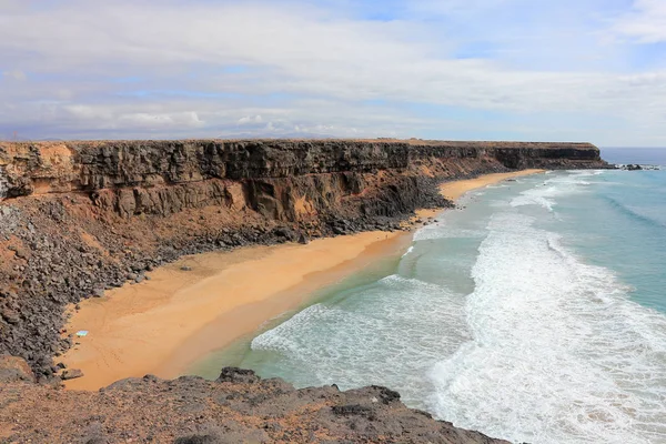 El Cotillo yakınlarındaki Fuerteventura Adası 'ndaki kayalıkların manzarası