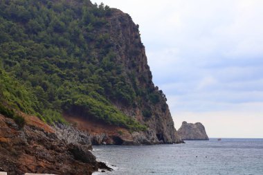 Yüksek sarp kayalık deniz dağı