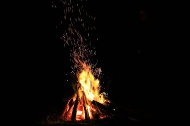 Kıvılcımlı şenlik ateşi ve geceleri güçlü ateş