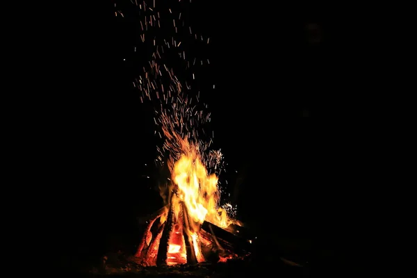 Lagerfeuer mit Funken und starkem Feuer in der Nacht — Stockfoto