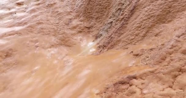 Flujos de agua mineral sobre terrazas travertinas desde un manantial en las montañas — Vídeo de stock