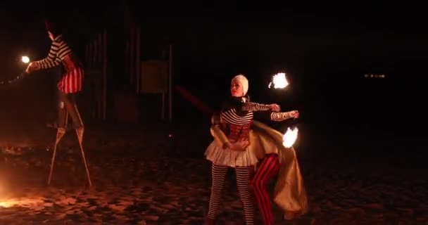 Fire Show Artists performform A Circus Show On The Beach After Sunset. — Stock video