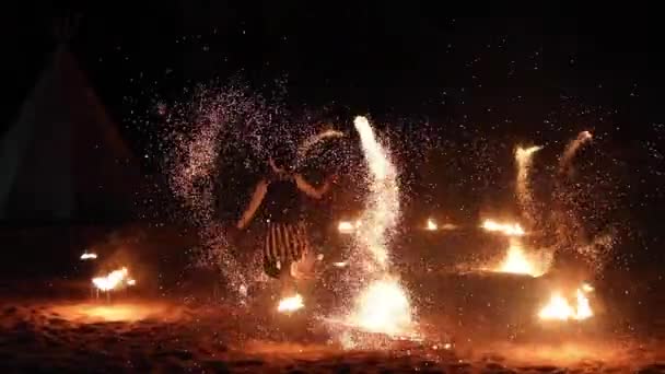 Langzaam van meisjes rennend met fonkelende fakkels — Stockvideo