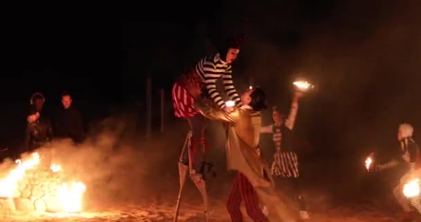 Artyści Fire Show wykonać pokaz cyrku na plaży po zachodzie słońca. — Wideo stockowe