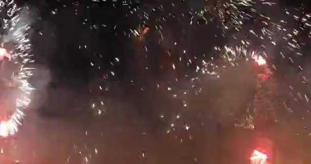 Fire Show Artists performform A Circus Show On The Beach After Sunset. — Stock video