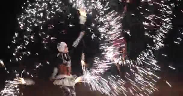 Gli artisti dello spettacolo antincendio eseguono uno spettacolo di circo sulla spiaggia dopo il tramonto . — Video Stock