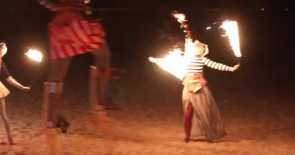 Artistas de Fire Show realizan un espectáculo de circo en la playa después del atardecer . — Vídeo de stock