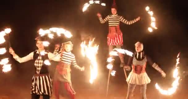 Fire Show Artists performform A Circus Show On The Beach After Sunset. — Stock video