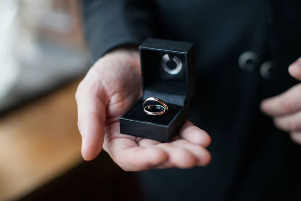 Mann Mit Ehering Bräutigam Hält Geschenkbox Mit Zwei Ringen Seiner — Stockfoto