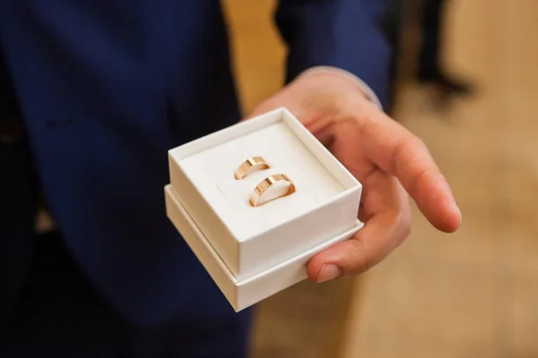 Mann Mit Ehering Bräutigam Hält Geschenkbox Mit Zwei Ringen Den — Stockfoto