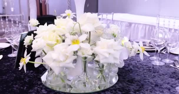 Una mesa festiva decorada con flores blancas — Vídeo de stock