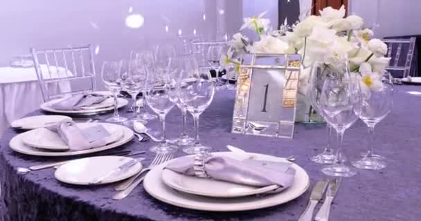 Una mesa festiva decorada con flores blancas — Vídeo de stock